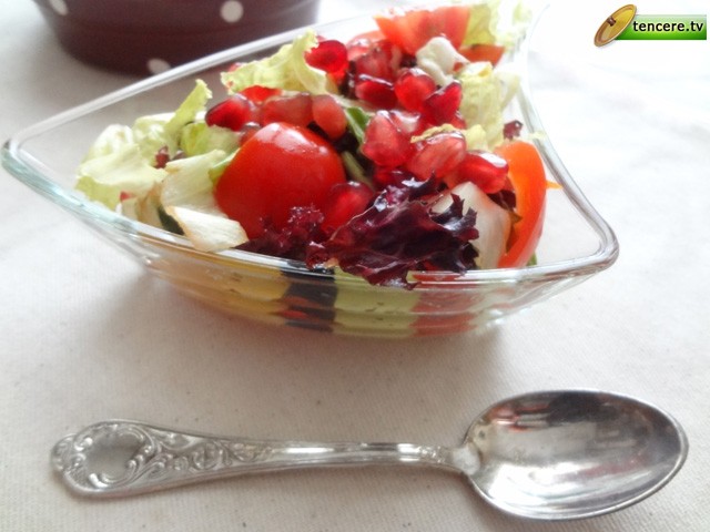 Narlı Yeşillik Salatası