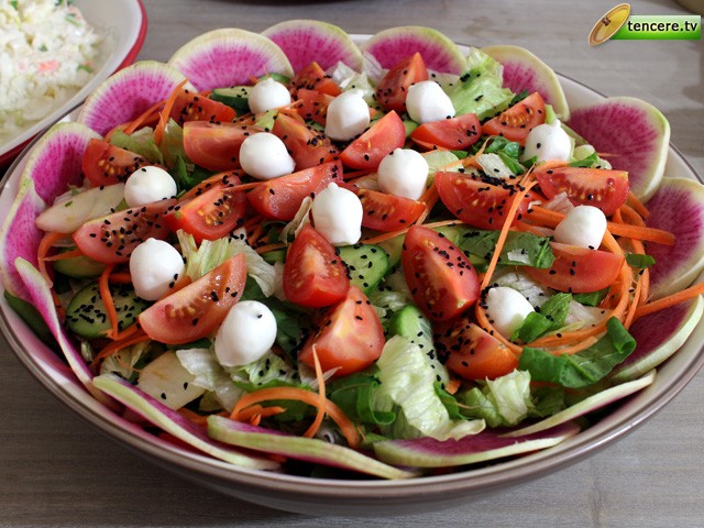 Renkli Gün Salatası